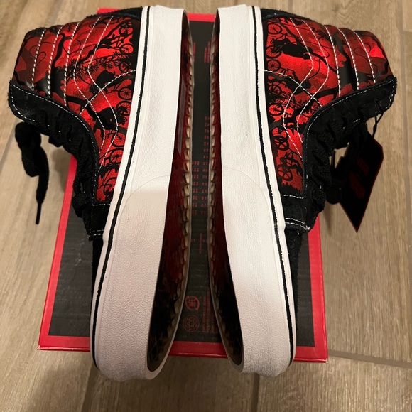 Vans X Stranger Things Sk8 Hi 7.5, 9, 9.5, 11.5 - Picture 5 of 12